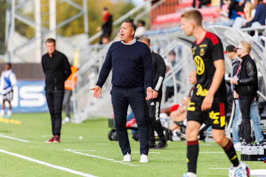 Östersunds tränare Magnus Powell  reagerar