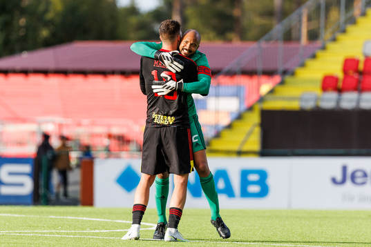 Östersunds Myroslav Mazur klpaar om målvakt Aly Keita