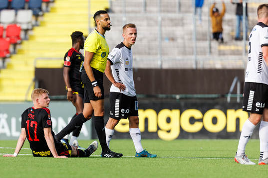 Östersunds Malcolm Stolt  har ont