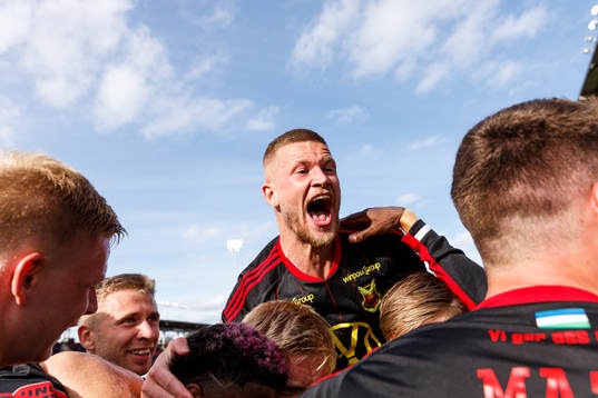 Östersunds Kevin Jablinski jublar feter 2-0 mws lagkamrater