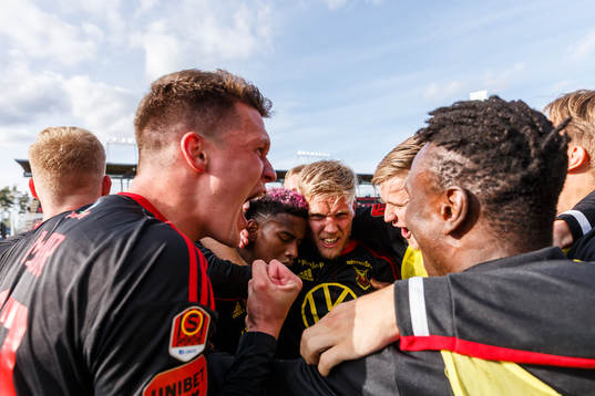 Östersunds André Österholm jublar med lagkamrater