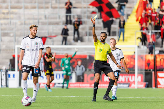 domare Farouk Nehdi ger Örebros Kevin Custovic gult kort
