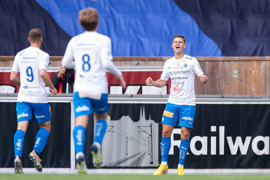 Värnamos Marcus Antonsson  jublar