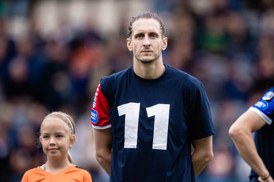 Sirius målvakt David Mitov Nilsson med hyllningströja