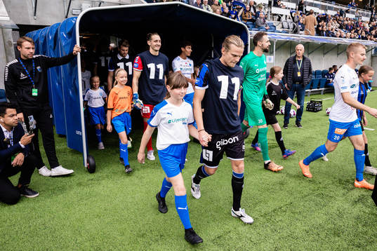Tim Björkström och målvakt David Mitov Nilsson med