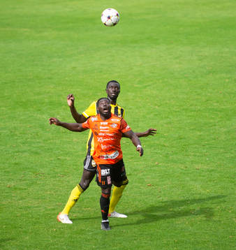 IFK Hässleholms Mohammed Mbye och Karlskronas Mike Andrew