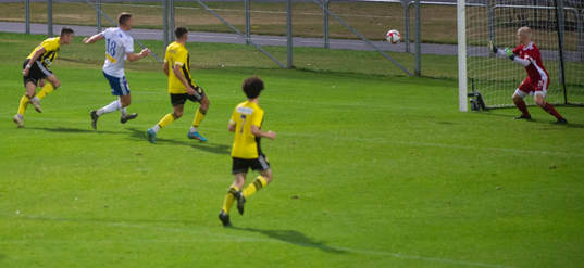 Simrishamns Anton Persson gör 1-0 bakom IFK Hässleholms