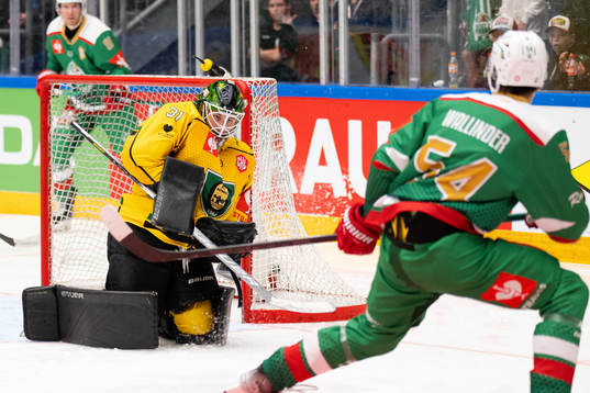 William Wallinder of Rögle against goalkeeper John Murray