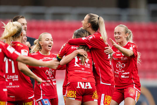 Örebros Emilia Pelgander jublar med lagkamrater