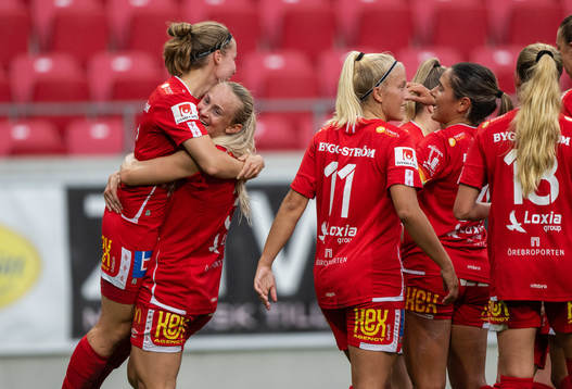 Örebros Michaela Kovacs jublar med Heidi Kollanen