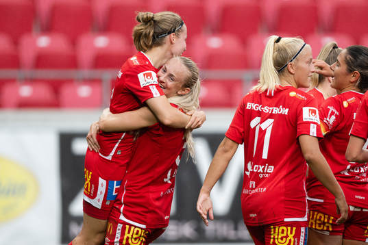 Örebros Michaela Kovacs och Heidi Kollanen  jublar med