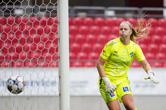 Kalmars målvakt Karina Kork vid Örebros 0-3 mål