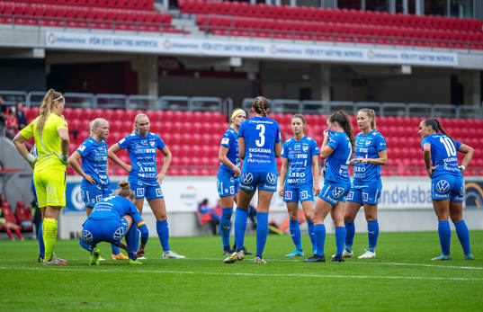 Kalmar spelare samlar sig på planen