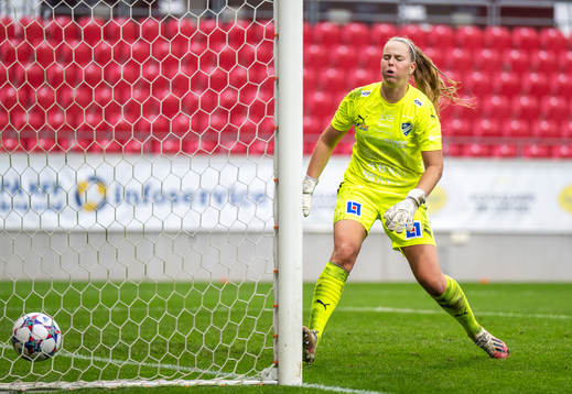 Kalmars målvakt Karina Kork deppar