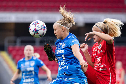 Kalmars Amanda Persson och Örebros Katie Lockwood