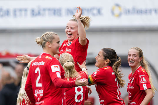 Örebros Berglind Ros Augustdottir jublar