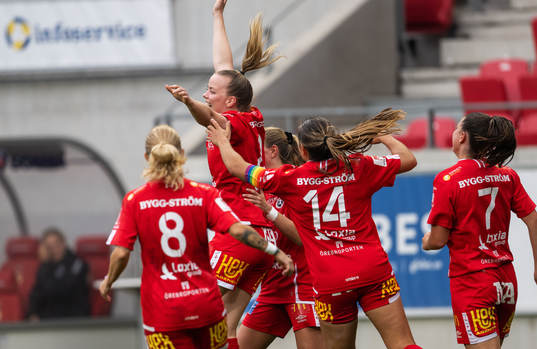 Örebros Berglind Ros Augustdottir jublar med lagkamrater
