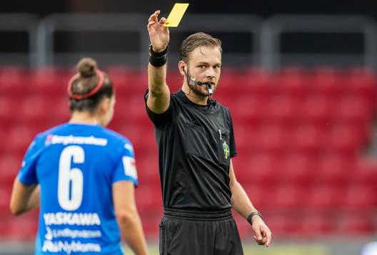Domare Max Persson ger Kalmars Jessica Ayers gult kort