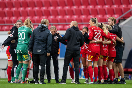 Örebros tränare Rickard Johansson samt spelarna jublar