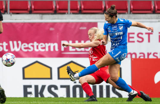 Örebros Michaela Kovacs och Kalmars Jessica Ayers