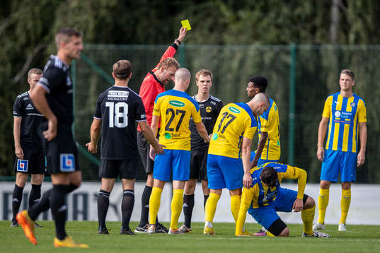 Domare Niklas Andersson varnar Astrios Jacob Borgstrand