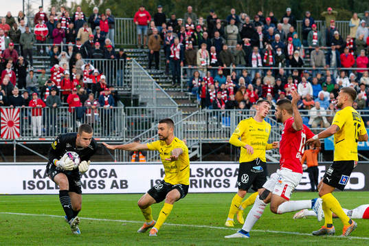 Degerfors Omar Faraj oroar framför Mjällbys målvakt