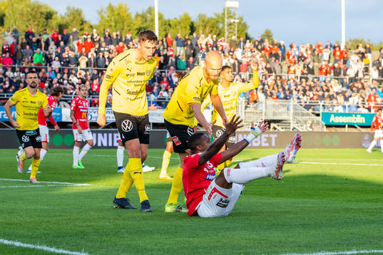 Mjällbys Noah Ellie och Viktor Gustafson med Degerfors