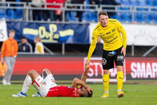 Degerfors Omar Faraj och Mjällbys Noah Persson deppar