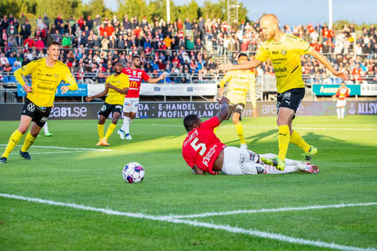 Degerfors Joseph-Claude Agyeman Gyau och Mjällbys Viktor