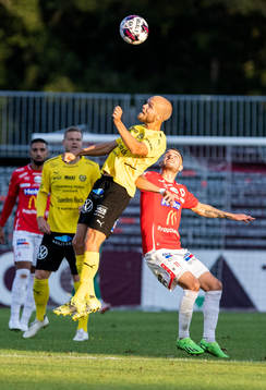 Mjällbys Viktor Gustafson och Degerfors Christos Gravius