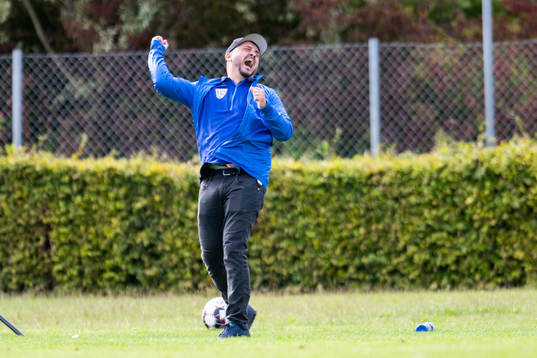 Balkans sportchef och tränare Nebojsa Boban jublar