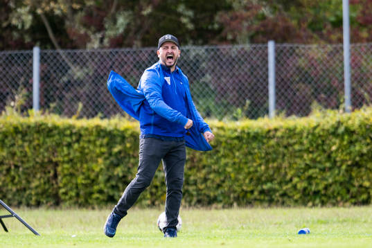 Balkans sportchef och tränare Nebojsa Boban jublar