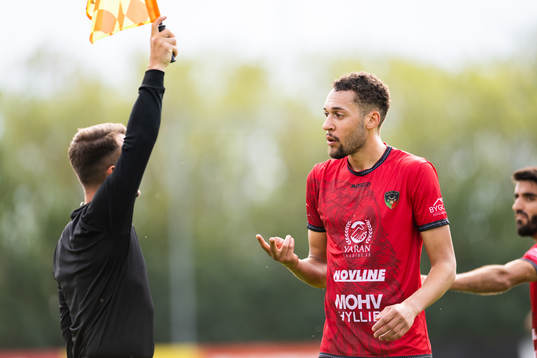 Arianas Patchicco Diallo och assisterande domare Faruk Camo