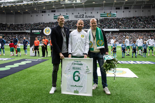 Hammarbys Darijan Bojanic tar emot en tröja