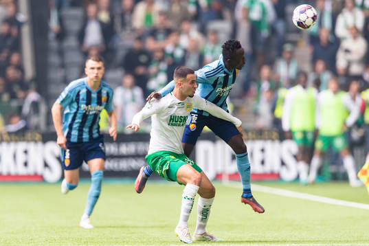 Hammarbys Abdelrahman Saidi i kamp om bollen med