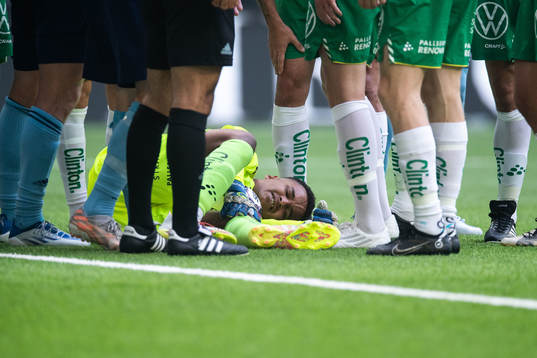 Hammarbys målvakt Oliver Dovin har ont