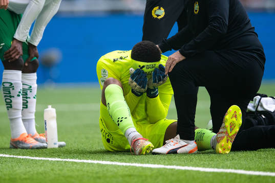 Hammarbys målvakt Oliver Dovin har ont och deppar