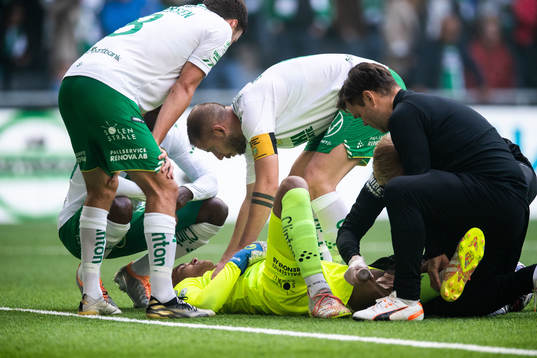 Hammarbys målvakt Oliver Dovin får vård