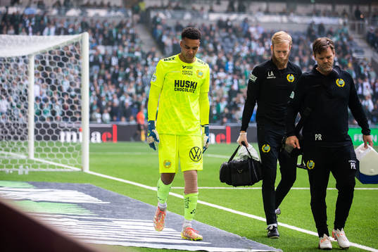 Hammarbys målvakt Oliver Dovin byts ut skadad