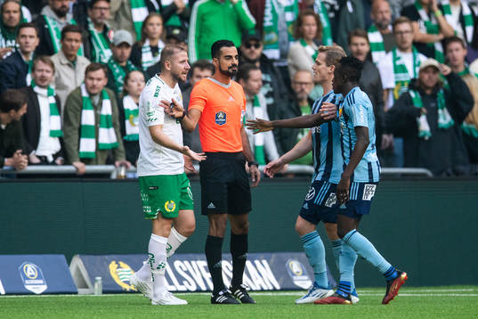 Hammarbys Darijan Bojanic reagerar på domslut av Domare