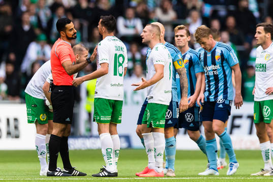 Hammarbys Loret Sadiku diskuterar med domare Mohammed