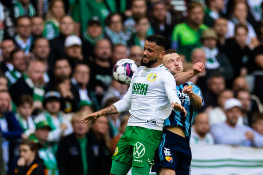 Hammarbys Mohanad Jeahze i kamp om bollen med Djurgårdens