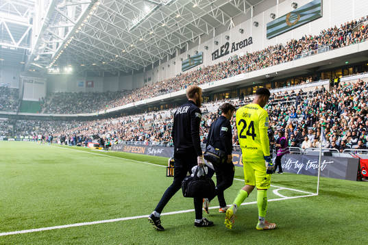 Hammarbys målvakt Oliver Dovin går av planen med en skada