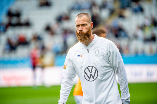 Malmö FFs Jo Inge Berget värmer upp innan fotbollsmatchen