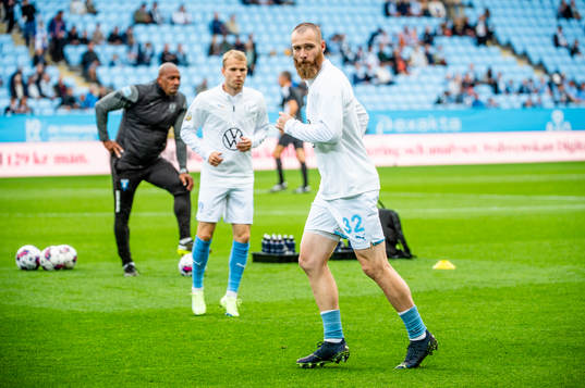 Malmö FFs Jo Inge Berget värmer upp innan fotbollsmatchen