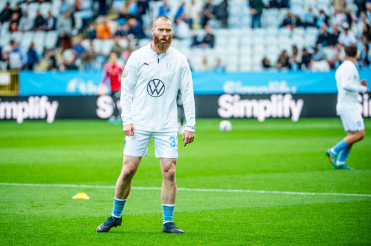 Malmö FFs Jo Inge Berget värmer upp innan fotbollsmatchen
