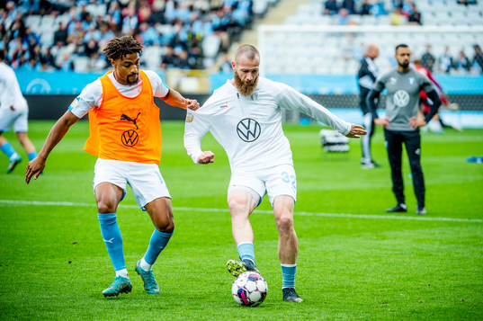 Malmö FFs Joseph Ceesay och Jo Inge Berget värmer upp