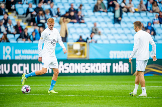 Malmö FFs Hugo Larsson och Patriot Sejdiu  värmer upp