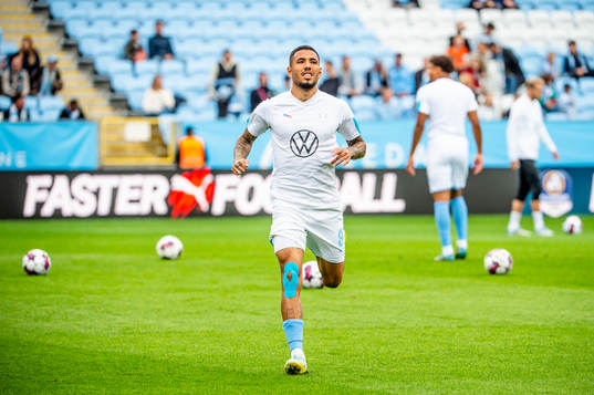 Malmö FFs Sergio Pena värmer upp innan fotbollsmatchen i