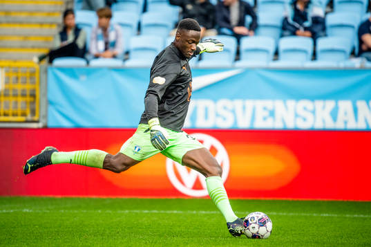 Malmö FFs målvakt Ismael Diawara värmer upp innan